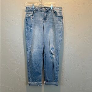 1822 Denim Light Wash Distressed Boyfriend Jeans
